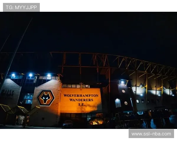 狼队球迷高歌助威，莫利纽球场成保级精神堡垒