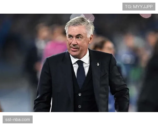 特写镜头:安切洛蒂在教练席上冷静嚼着口香糖